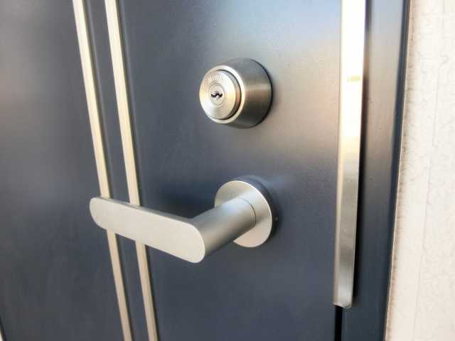 玄関ドアの建て付け調整
