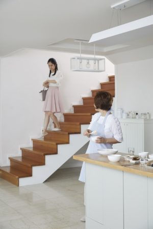 階段を下りる女性