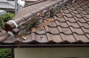 最低価格挑戦 瓦の修理 補修が料金8 250円 割れやずれをコーキング