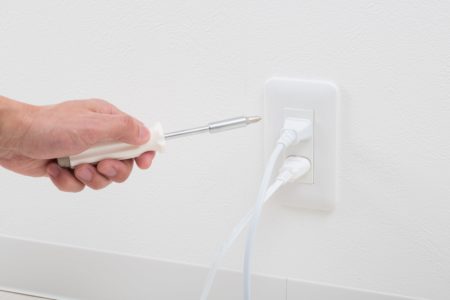 コンセントを素人が工事しようとする