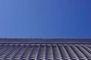 青空と瓦屋根