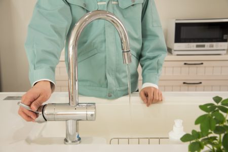 水道の水質をチェックしている業者