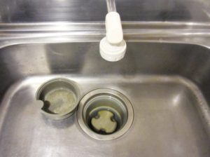 キッチンシンクの排水部や排水口内部の掃除を行う際の注意点 イエコマ