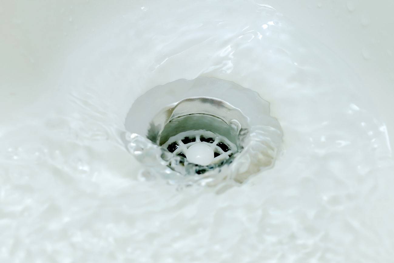 洗面所の排水口なぜ詰まる？原因と掃除方法の丁寧解説