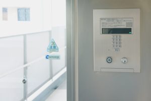 オートロック連動インターホンはこう使う 仕組みやセキュリティ面も解説 イエコマ