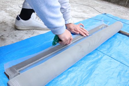 押さえゴムを押し込む