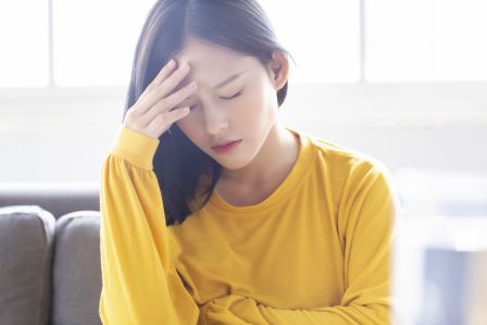 頭を抱えている主婦