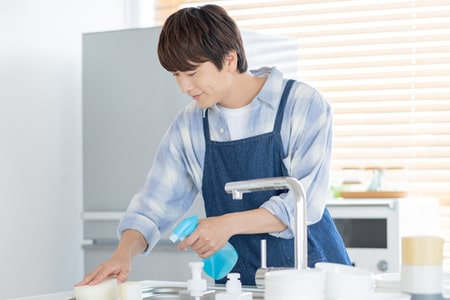 台所仕事をする男性
