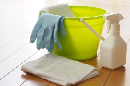 中性洗剤と掃除用具