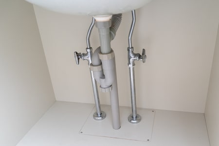 洗面台下の排水管