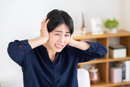 困った様子の女性